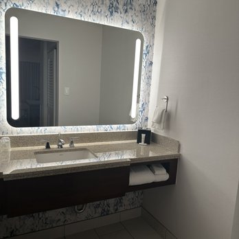 Westchester Marriott - Beautiful bathroom - Hotels Near Me - Tarrytown, New York