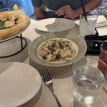 Piccolo Buco by Cooper's Hawk - Pizza and cavatelli pasta - Wine Bars Near Me - Tampa, Florida