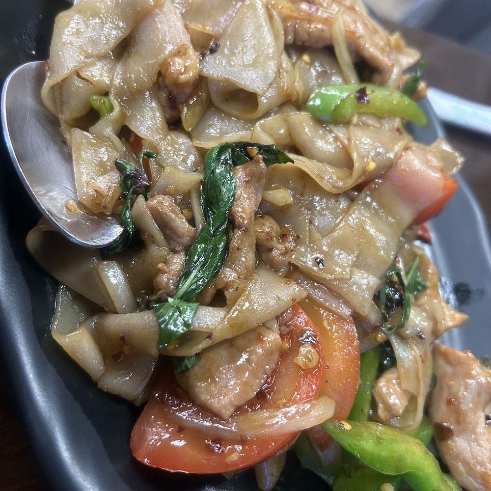 PadThai Bistro - Drunken noodle - Thai Near Me - Glendale, California PadThai Bistro - Drunken noodle - Thai Near Me - Glendale, California