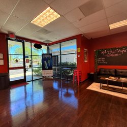 Red Star Vapor & Smoke - Interior - Lounge area