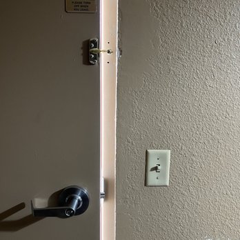 Royal Inn - Evidence of lack of secure lock. - Hotels Near Me - Lovelock, Nevada Royal Inn - Evidence of lack of secure lock. - Hotels Near Me - Lovelock, Nevada
