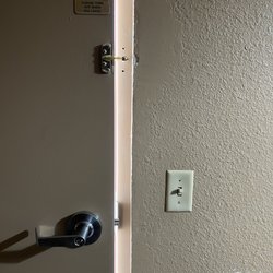 Royal Inn - Evidence of lack of secure lock.