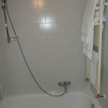 La Macchia - European style shower / tub combo. - Hotels Near Me - Spoleto, PG