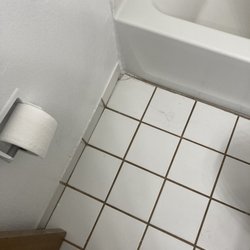 Super 8 by Wyndham Belen NM - Dirty gross bathroom