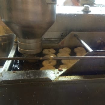 Daily Dozen Doughnut - Fresh frying - Bakeries Near Me - Seattle, Washington