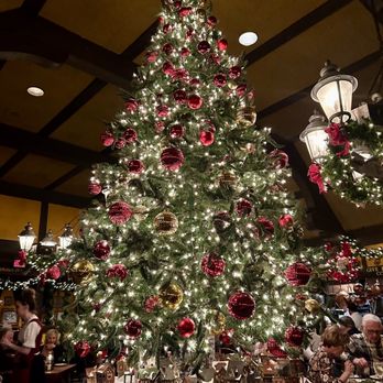 Gulliver's Restaurant - Beautiful Christmas tree and holiday decorations. - American Near Me - Irvine, California