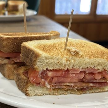 Linda's Eating Place - Breakfast & Brunch Near Me - Midhurst, Ontario