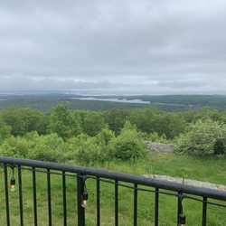 Carriage House Restaurant - Great view, but that's the only good thing here.