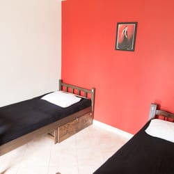 Knock Knock Hostel - O quarto "Flamenco" possui duas partes, uma é este quartinho com duas camas individuais, e a parte maior tem 3 beliches. Banheiro dentro