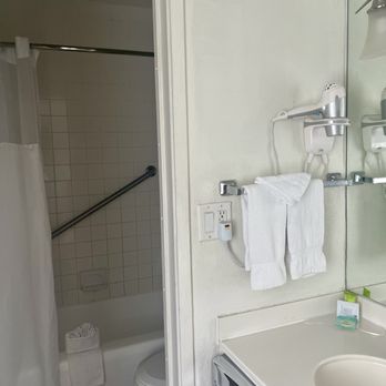 Kings Inn San Diego - Shower/sink area - San Diego, CA