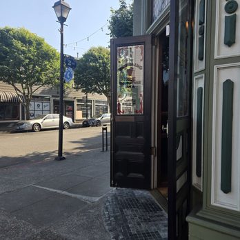 Gallagher's - Irish Near Me - Eureka, California