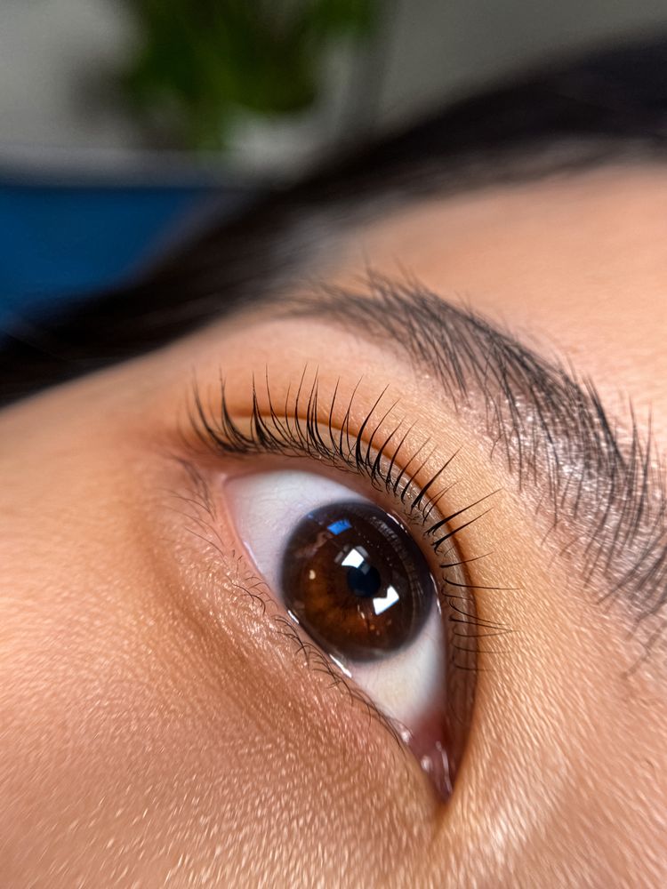 Umeglow Brow Studio Logo