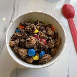 Z Cream and Bean - Frozen yogurt with a variety of toppings