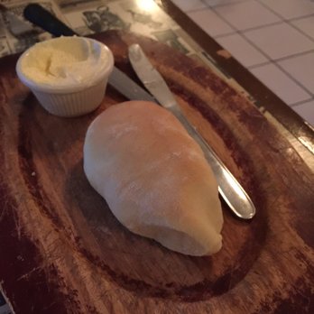 Alfonso´S Pizza - Freshly made rolls made from pizza dough brought out as a snack. They were good with butter and very good with grated cheese! - Italian Near Me - Ensenada, BCN