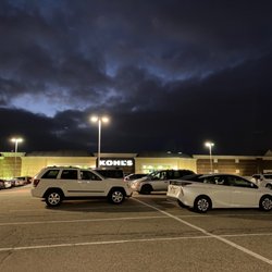 Parking lot... place is packed!!
