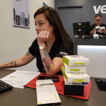 Verizon - Getting all my accessories ready. - Mobile Phones Near Me - Honolulu, Hawaii Verizon - Getting all my accessories ready. - Mobile Phones Near Me - Honolulu, Hawaii
