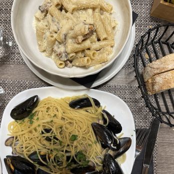 La Famiglia - Rigatoni alla gricia, spaghetti cozze e vongole - Italian Near Me - Rome, RM