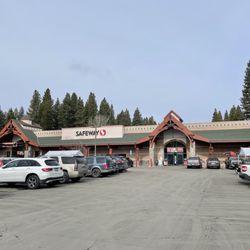 Safeway - Sufficient parking for winter time
