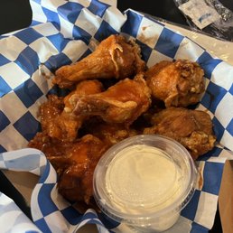 Outstanding wings! Outstanding wings!