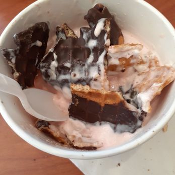Cold Stone Creamery - Strawberry blonde with chocolate waffle bowl - Ice Cream & Frozen Yogurt Near Me - Fleming Island, Florida Cold Stone Creamery - Strawberry blonde with chocolate waffle bowl - Ice Cream & Frozen Yogurt Near Me - Fleming Island, Florida