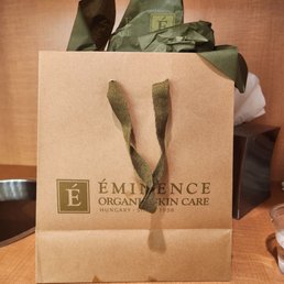 Our package came with an Eminence bag with chocolates, product samples and a pen. Our package came with an Eminence bag with chocolates, product samples and a pen.