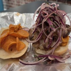 Uncle Marco's Express - Chicharrón stacked high con ensalada de cebolla y camote.