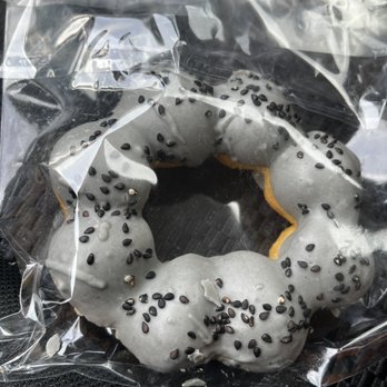 Brug Bakery Lanai @ Ala Moana - Black sesame mochi donut - Bakeries Near Me - Honolulu, Hawaii