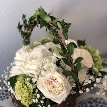 Bridevine & Branches - Bridevine & Branches - Little white floral basket arrangement. White/green flowers. - Party & Event Planning Near Me