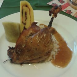 Restaurace U Koníčka - Klasická konfitovaná kachna se zelím a plněným bramborovým knedlíkem.