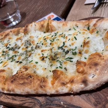 Ôven - Garlic bread - very cheesey and delicious! - Italian Near Me - Madrid, M Ôven - Garlic bread - very cheesey and delicious! - Italian Near Me - Madrid, M