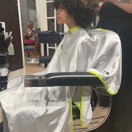 To the salon..... love it here To the salon..... love it here