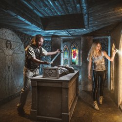 ROOM Escape Room - Begib dich auf die Suche nach dem Heiligen Gral im Davinci Code Escape Room