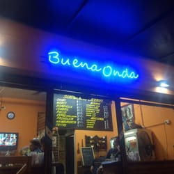 Buena Onda - Buena Onda es una parilla al paso con barra, precios accesibles y mesitas en la vereda. Un espectáculo!