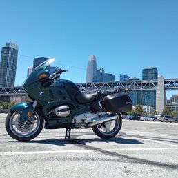 This is "Kermie" (cuz he's SO green!)  Kermie's a 1999 BMW R1100RT "oilhead"