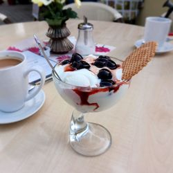 Eis-Café - Amarena-Joghurt-Becher / Amarena cherry yoghurt sundae