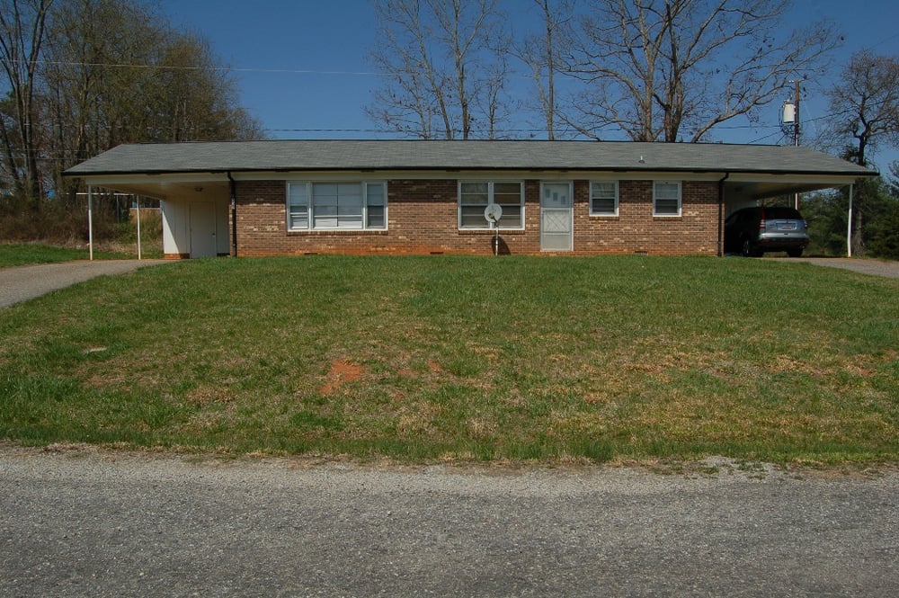 VILLAGE PLACE APARTMENTS Updated August 2024 151 Village Dr, North