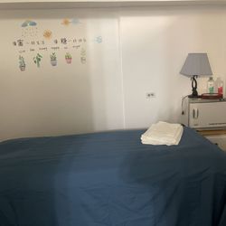 Apple Spa - One of our very clean massage rooms. Very comfortable.