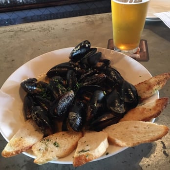 Common Theory - Fresh Mussels with Thai Curry Sauce. Common Theory beer. - Gastropubs Near Me - San Diego, California Common Theory - Fresh Mussels with Thai Curry Sauce. Common Theory beer. - Gastropubs Near Me - San Diego, California