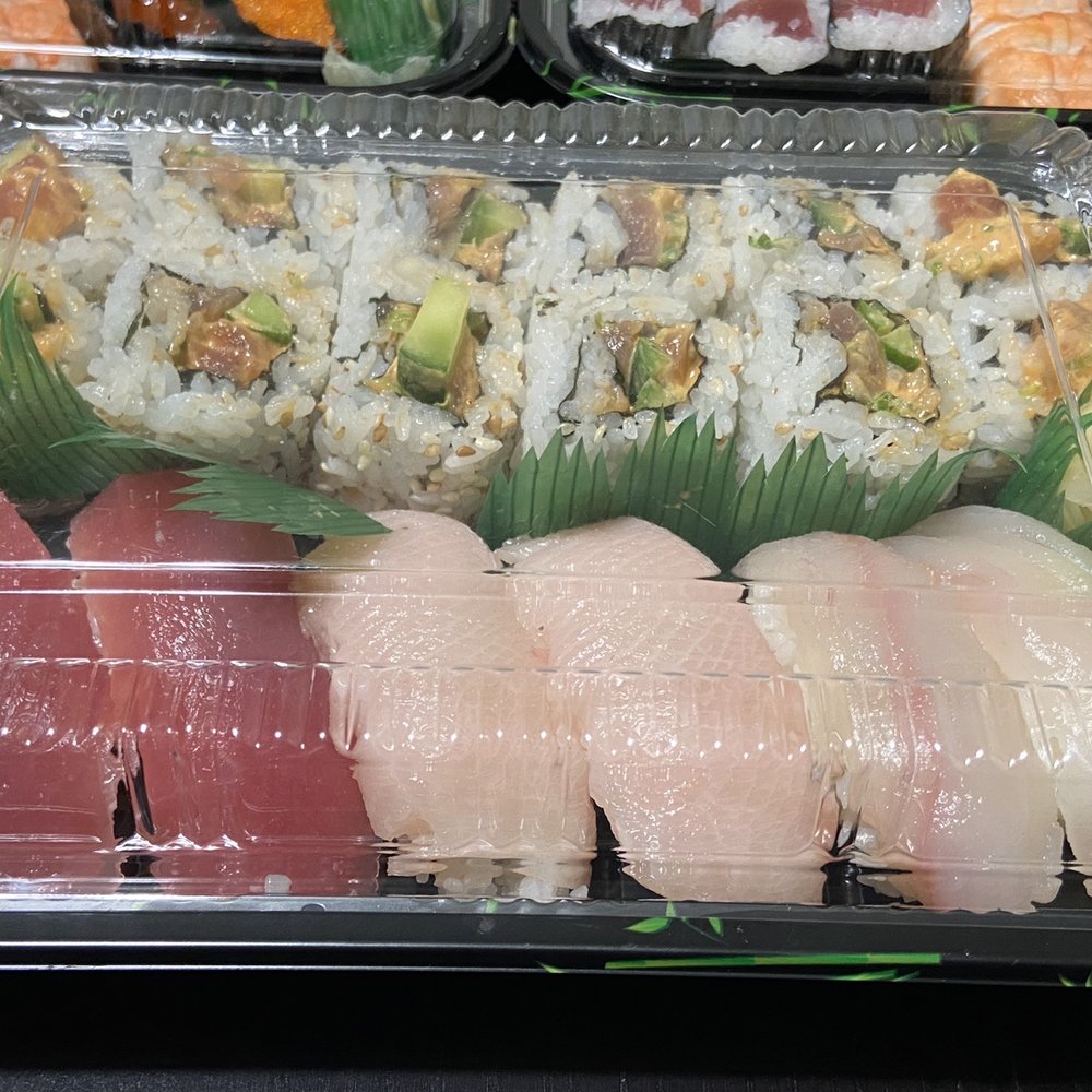Sushi Yoshi - Spicy Tuna (2orders), 2 orders of Maguro, Hamachi and Hirame. - Sushi Bars Near Me - Torrance, California