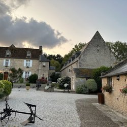Ferme de la Rançonnière - Across the courtyard looking at the Reception building