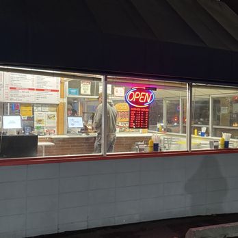 Al's Big Burger - Looking into Al's from the parking lot - Burgers Near Me - Albany, California