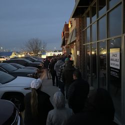 Lou Malnati's Pizzeria - Line to pick order I placed 2.5 hours ago!!!!