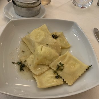 Mina - 2/3 Hausgemachte Ravioli mit Frischkäse und Thymian in Butter. Es kann so einfach sein, wenn die Zutaten stimmen. - Italian Near Me - Torino, TO