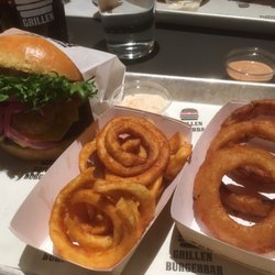 Grillen Burgerbar - Pablo burger med curly fries... og de der løgringe der!...