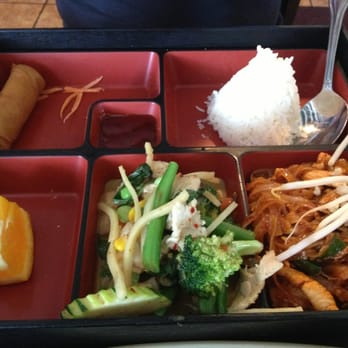 Green Papaya - Lunch box with Pad Thai and Green Curry - Thai Near Me - Cincinnati, Ohio