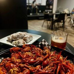 Orleans Bar & Grill - Crawfish, beignets, old-fashioned... live jazz... EXCELLENT!
