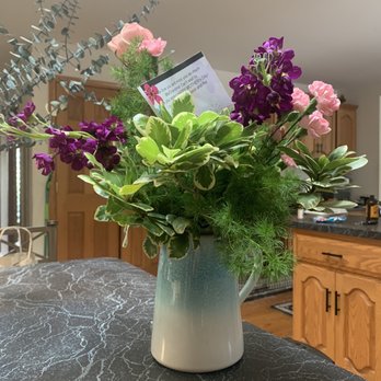 Sherry's Flower Shoppe - what was delivered to my mom - Florists Near Me - Orland Park, Illinois Sherry's Flower Shoppe - what was delivered to my mom - Florists Near Me - Orland Park, Illinois