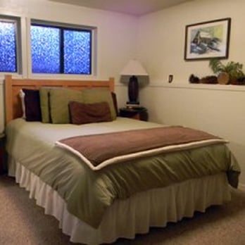 Bear's Lair - Ursa Major Bedroom (larger suite) - Hotels Near Me - Arnold, California