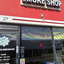 Lighthouse Vape & Smoke Shop - Here's a pic of The shop shut down 10 mins past 10. Not the first I sat outside and waited