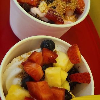 Berry Fresh Frozen Yogurt - two bowls of frozen yogurt - Ice Cream & Frozen Yogurt Near Me - Pittsburgh, Pennsylvania Berry Fresh Frozen Yogurt - two bowls of frozen yogurt - Ice Cream & Frozen Yogurt Near Me - Pittsburgh, Pennsylvania